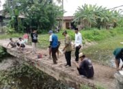 Kesal Tidak Mendapatkan Perhatian, Masyarakat Kampung Gegunung Bangun Jembatan Sendiri