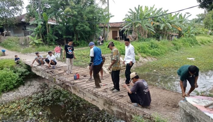 Kesal Tidak Mendapatkan Perhatian, Masyarakat Kampung Gegunung Bangun Jembatan Sendiri