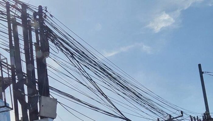 Kabel Perusahaan ISP Semrawut, Warga Meminta Segera di Rapihkan