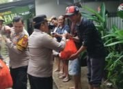 Banjir di Kebon Jeruk, Kapolsek dan Jajaran Terjun Langsung Berikan Bantuan Warga