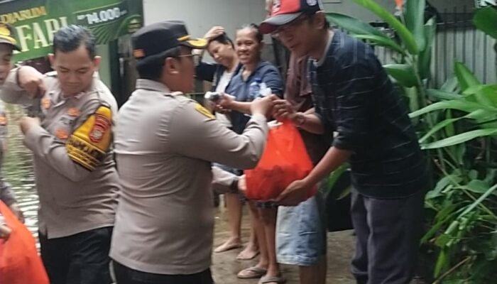 Banjir di Kebon Jeruk, Kapolsek dan Jajaran Terjun Langsung Berikan Bantuan Warga