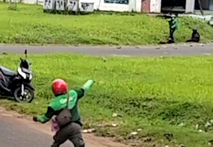 Viral Video Seorang Maling Motor Ketangkep dan di amuk massa di Curug, Sempat mengeluhkan senjata api dan menembak