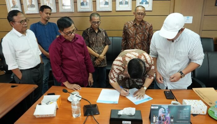 Disaksikan Dewan Pers, PWI Akhirnya Tandatangani Panitia Bersama Kongres Persatuan