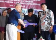 Menteri Ara Serahkan Kunci 115 Rumah Hasil Gotong Royong Renovasi Rumah Merah Putih di Tangerang