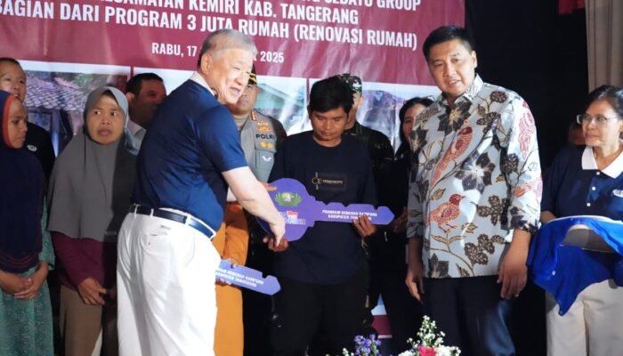 Menteri Ara Serahkan Kunci 115 Rumah Hasil Gotong Royong Renovasi Rumah Merah Putih di Tangerang