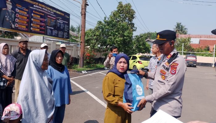 Kapolsek Mauk Salurkan Bantuan Sembako dari Wakil Presiden RI kepada Warga