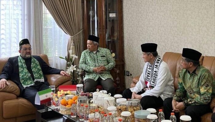 Dubes Iran Kunjungi Kediaman KH Embay, Warga Banten Tunjukkan Solidaritas