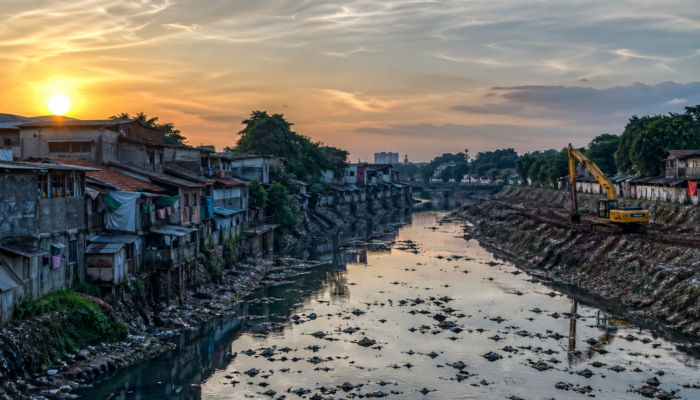 “Normalisasi kali Cirarab : bangunan di gusur, racun malah di biarkan”