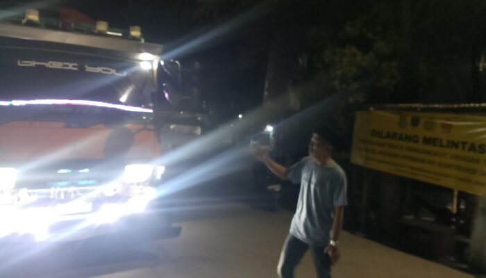 Mobil Sumbu Tiga Nekat Terobos Jalur Kali Cirarab, Warga dan Aktivis Desak Penindakan Tegas