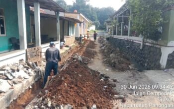 Proyek U-Ditch di Desa Ciakar Dikeluhkan Warga, Akses Jalan Terganggu dan Penerapan K3 Dipertanyakan