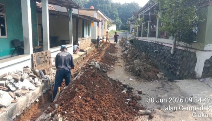 Proyek U-Ditch di Desa Ciakar Dikeluhkan Warga, Akses Jalan Terganggu dan Penerapan K3 Dipertanyakan