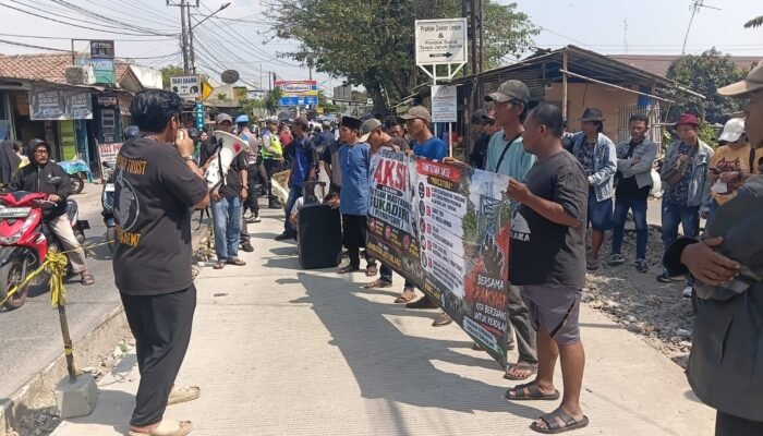 Warga Sukadiri Protes Kualitas Jalan, Pemkab Tangerang Diminta Bertindak