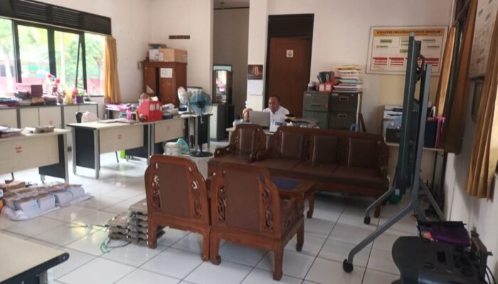 Dugaan Pelanggaran KTR di SDN Bencongan 7, ASN Guru Kedapatan Merokok Saat Jam Sekolah