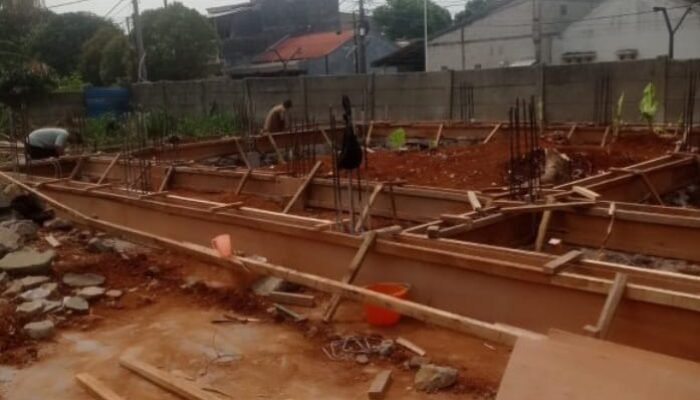 Proyek Lanjutan TRK SMPN 3 Legok, Diduga Gunakan Kayu Bekas