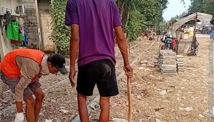 Pekerja Diduga Abaikan K3, Proyek Paving Block Rp99 Juta di Kampung Peusar Disorot