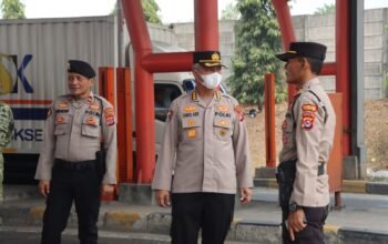 Polresta Tangerang Gelar Patroli Skala Besar di  Stasiun KA dan Gerbang Tol