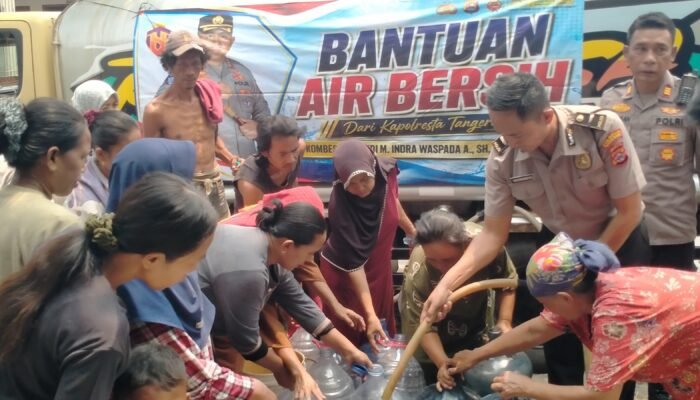 Program Polri Peduli, Polsek Mauk Bagikan Air Bersih di Kecamatan Kemiri