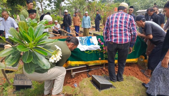 Bhabinkamtibmas Polsek Pasar Kemis, Lakukan Kegiatan Sambang Warga, Takziah ke Rumah Duka