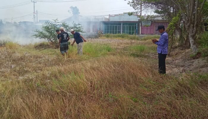 Kades Mekar Baru, Bantu Padamkan Kebakaran Lahan Pesawahan