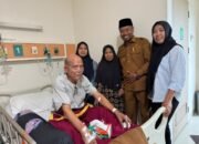 Bentuk Kepedulian dan Berikan Motivasi, Kades Patrasana Kunjungi Warga Jalani Perawatan