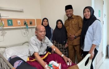 Bentuk Kepedulian dan Berikan Motivasi, Kades Patrasana Kunjungi Warga Jalani Perawatan