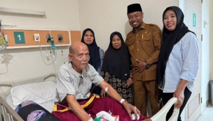 Bentuk Kepedulian dan Berikan Motivasi, Kades Patrasana Kunjungi Warga Jalani Perawatan