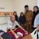 Bentuk Kepedulian dan Berikan Motivasi, Kades Patrasana Kunjungi Warga Jalani Perawatan