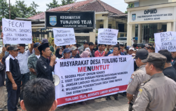 Aksi Warga Desa Tunjung Teja, Desak Pemecatan Oknum Sekdes Terkait Dugaan Penyalahgunaan Narkoba